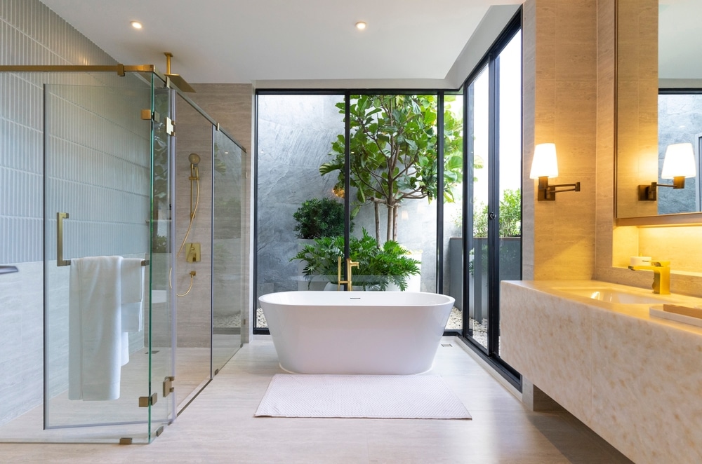 cadă freestanding premium într-o baie elegantă