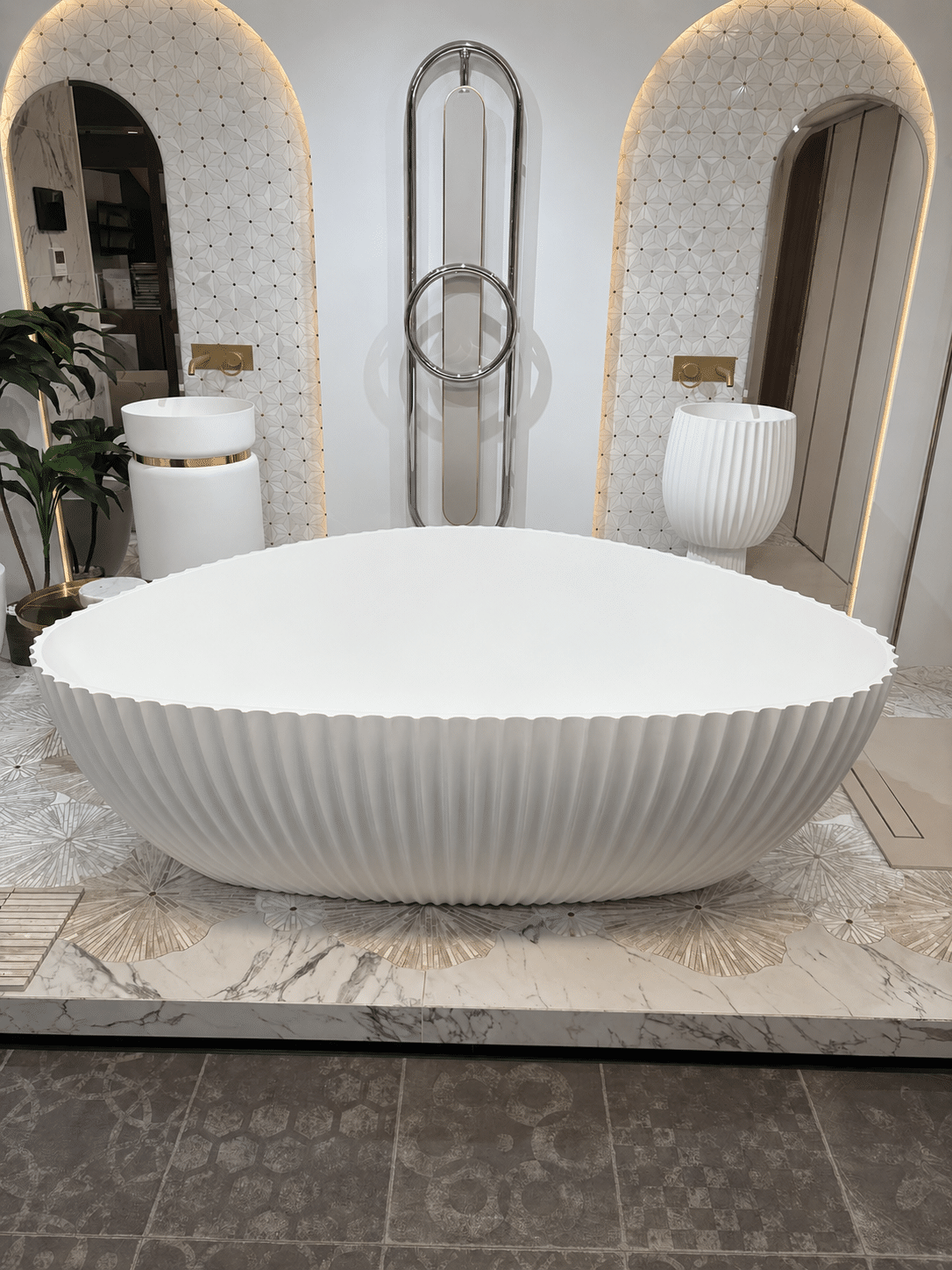 Cadă de baie freestanding riflată din compozit, alb mat, 1800 × 1300 × 580 mm